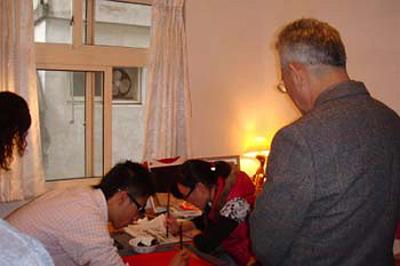 2009 (26).jpg - Jan 10, 2009 老師慶生會(大家一起寫春聯)